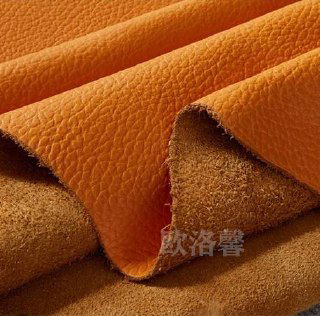 Образцы натуральной кожи крупным планом: видна лицевая и изнаночная сторона кожаной ткани, цвет и фактура материала для обивки мебели.