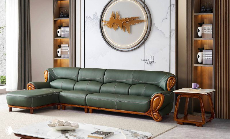 Зелёный кожаный угловой диван с декоративными деревянными подлокотниками и столиком в светлой гостиной, на фоне элементов из массива.