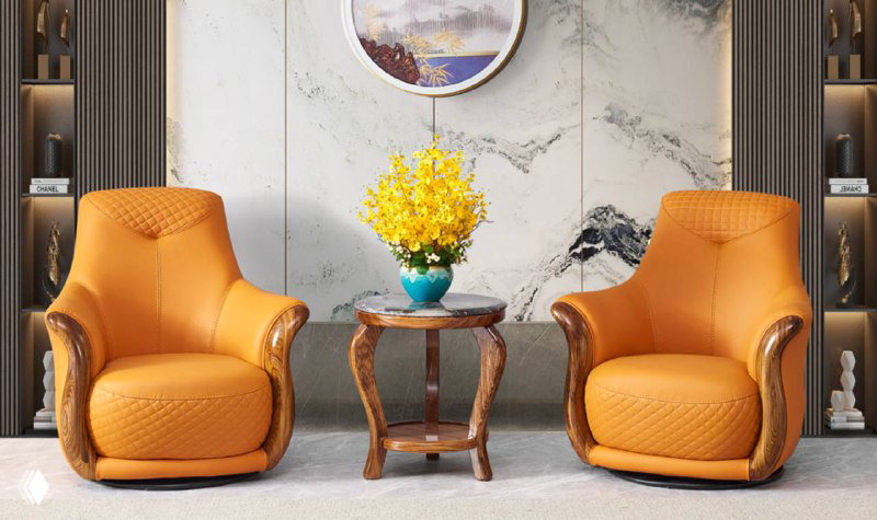 Пара ярко-оранжевых кресел с округлыми деревянными подлокотниками и небольшим столиком в элегантной гостиной, деревянные элементы выражены.