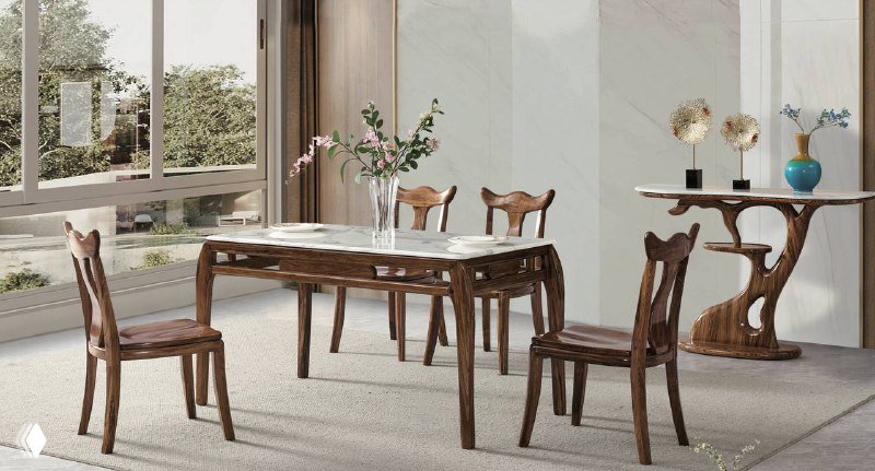 Прямоугольный обеденный стол из массива с набором деревянных стульев у окна — светлый столовый уголок, демонстрация качества древесины.