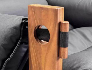 Крупный фрагмент деревянного элемента кресла из ясеня — деталь рамы с отверстием и текстильной обвязкой, вид крупным планом.