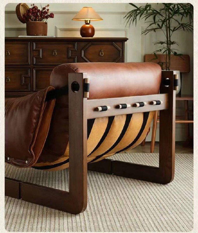 Задний вид каркаса кресла с ремнями и деревянной рамой — показана внутренняя конструкция и способ крепления сиденья.