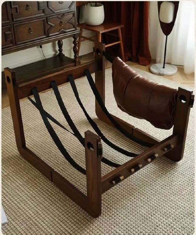 Низ кресла с деревянной рамой и ремнями поддержки, интерьерная фотография демонстрирует прочную конструкцию и материалы.