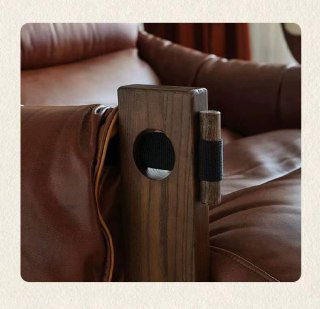 Крупный план деревянного столбика рамы кресла с круглым вырезом и текстильной обмоткой — деталь соединения и отделки из ясеня.