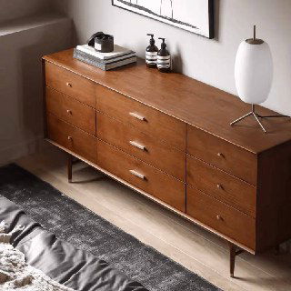 Боковой ракурс комода из ясеня: плоскость крышки, вид на три центральных ящика и плавную текстуру древесины крупным планом.