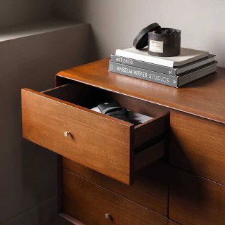 Открытый выдвижной ящик комода из ясеня с видимым внутренним отделением и аккуратной фасадной кромкой, демонстрация функционала.