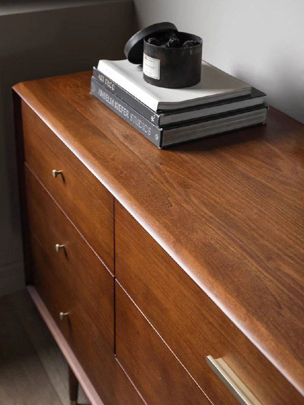 Крупный план верхней панели комода из ясеня: текстура древесины, ровная поверхность и аккуратная кромка без видимых дефектов.