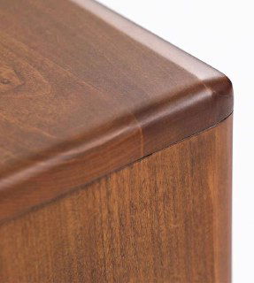 Деталь угла и кромки комода из массива ясеня вблизи: видна тщательная обработка, плавный переход и древесный рисунок.