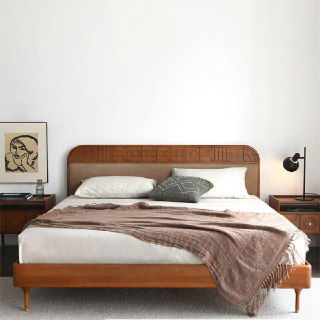 Фронтальный вид кровати Madrid с резным изголовьем и аккуратно заправленным бельём, по обе стороны видны прикроватные тумбы.