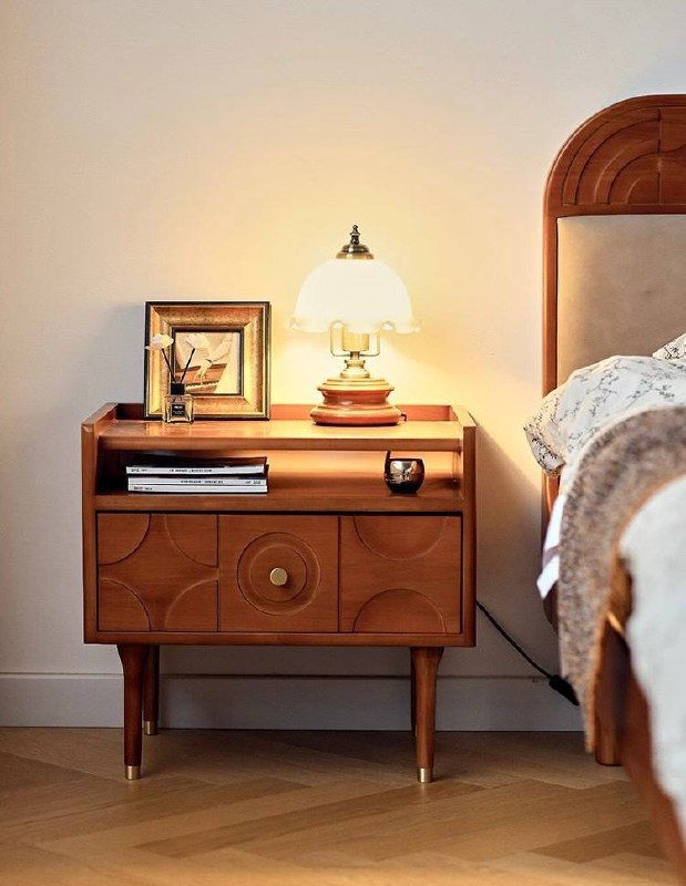 Прикроватная тумба Madrid в интерьере: орнаментальные фасады, настольная лампа и аккуратная стилизация предметов на столешнице.
