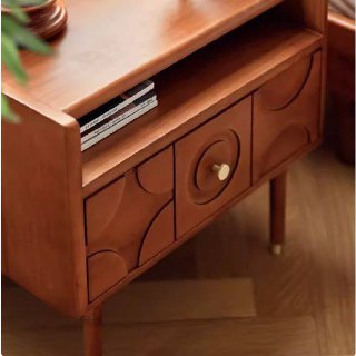 Крупный план фасада тумбы Madrid: резные узоры, выдвижной ящик и плавные контуры поверхности из ясеня, видно текстуру древесины.