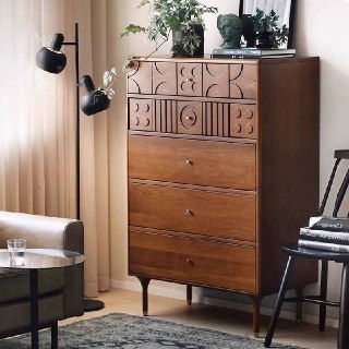 Комод коллекции Madrid: высокий комод с четырьмя ящиками и декоративными панелями, тёплый древесный тон и атмосфера гостиной.