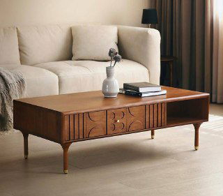 Журнальный столик Madrid в гостиной: низкая столешница и декоративный выдвижной ящик из массива ясеня, стиль mid-century в отделке.