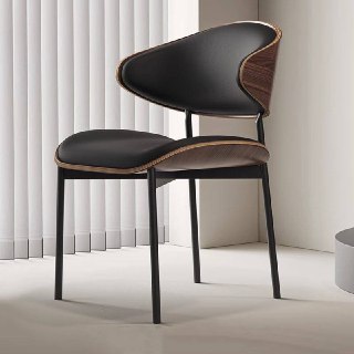 Крупный план стула: сиденье в обивке из искусственной кожи, изогнутая деревянная спинка из ясеня и чёрные металлические ножки на фоне светлой занавески.