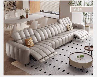 Диван светлого оттенка с электроприводными секциями и мягкими подушками на фоне обеденной зоны — вид спереди и под углом