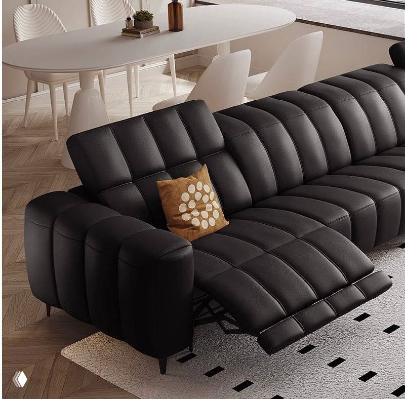 Крупный план тёмно-серого дивана с выдвинутым реклайнером и выраженной прострочкой сидений, демонстрация механизма наклона