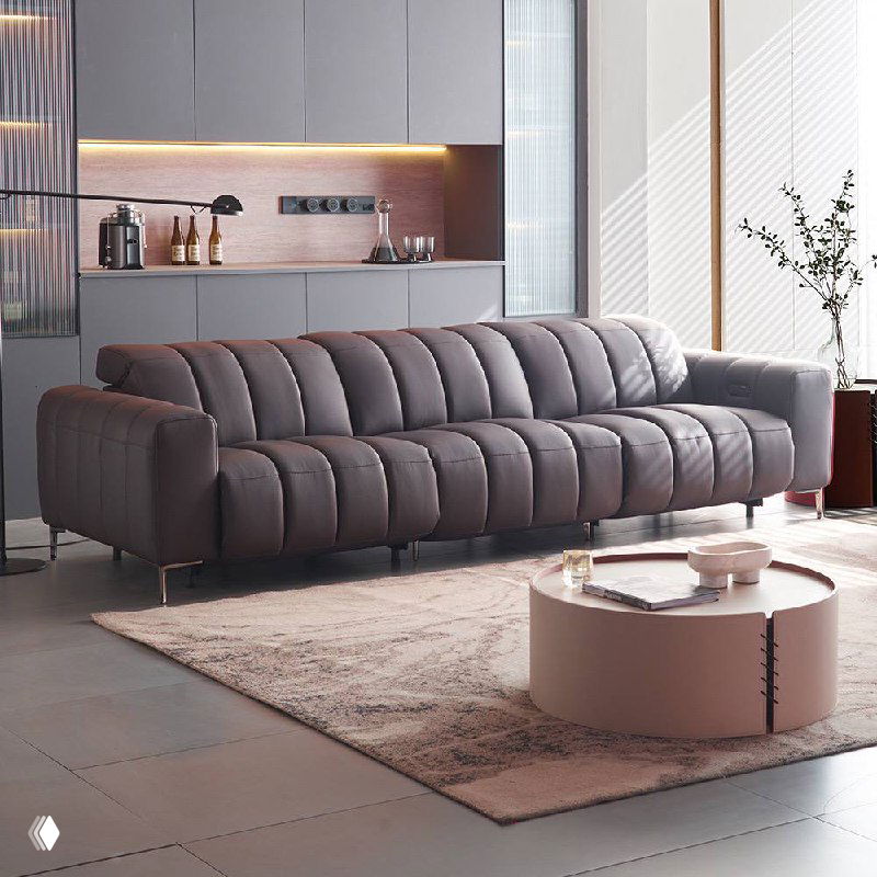 Светлый компактный диван в скандинавском интерьере с низкими ножками и аккуратной прострочкой, расположенный на ковре возле кофейного столика