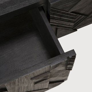 Вид внутреннего ящика тумбы из ясеня: текстура древесины, соединения и внутреннее пространство ящика крупным планом для оценки сборки.