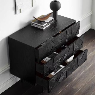 Комод из ясеня с открытыми выдвижными ящиками, показывающий внутреннее пространство и практичность использования мебели.