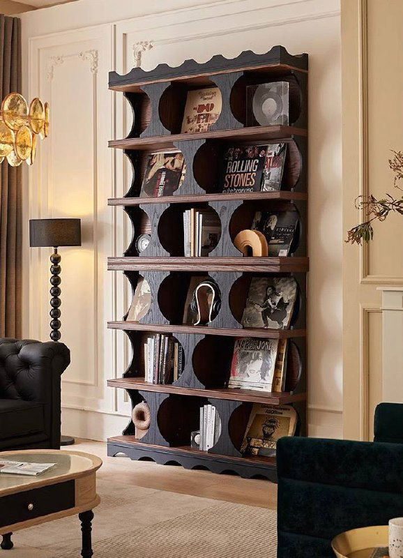 Высокая книжная полка из ясеня с организацией полок в виде порталов и декоративными элементами, установленная вдоль стены в просторной гостиной.