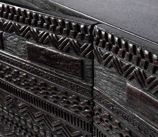 Детальный снимок резьбы и соединений на фасаде комода из ясеня, текстура и отделка поверхности крупным планом.