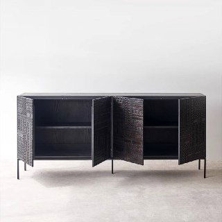 Вид внутри комода: открытые дверцы и полки, внутреннее пространство из массива, демонстрация объёма хранения.