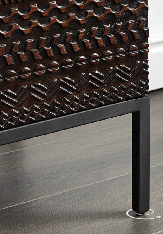 Опора и ножка тумбы из ясеня: металлическая ножка тёмного цвета, примыкающая к массивному фасаду с текстурой дерева.