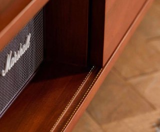 Деталь внутренней полки и отделки ясеня: аккуратный шов и столярная работа вблизи, акцент на качестве сборки и материалов.