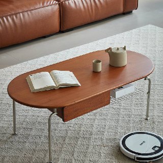 Журнальный столик из массива ясеня на металлических ножках, вид сверху с книгой и чайной посудой, демонстрация формы и пропорций.