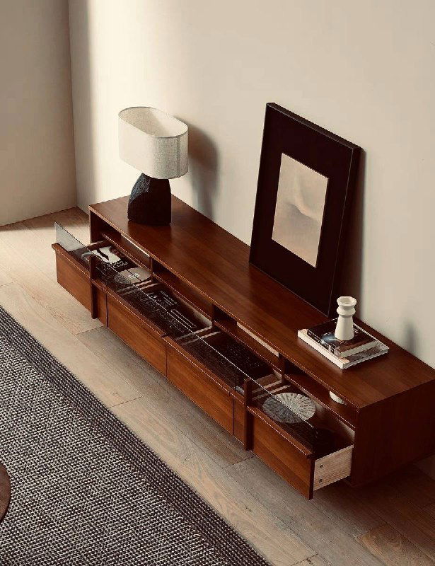 ТВ-тумба из ясеня крупным планом: верхняя поверхность и открытые секции для техники, вид сверху с раскрытыми ящиками и отделениями.