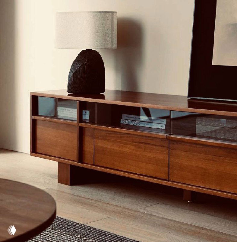 Деталь конструкции ТВ-тумбы: деревянный фасад и стеклянные вставки над секциями, крупный план текстуры ясеня и фурнитуры в интерьере.