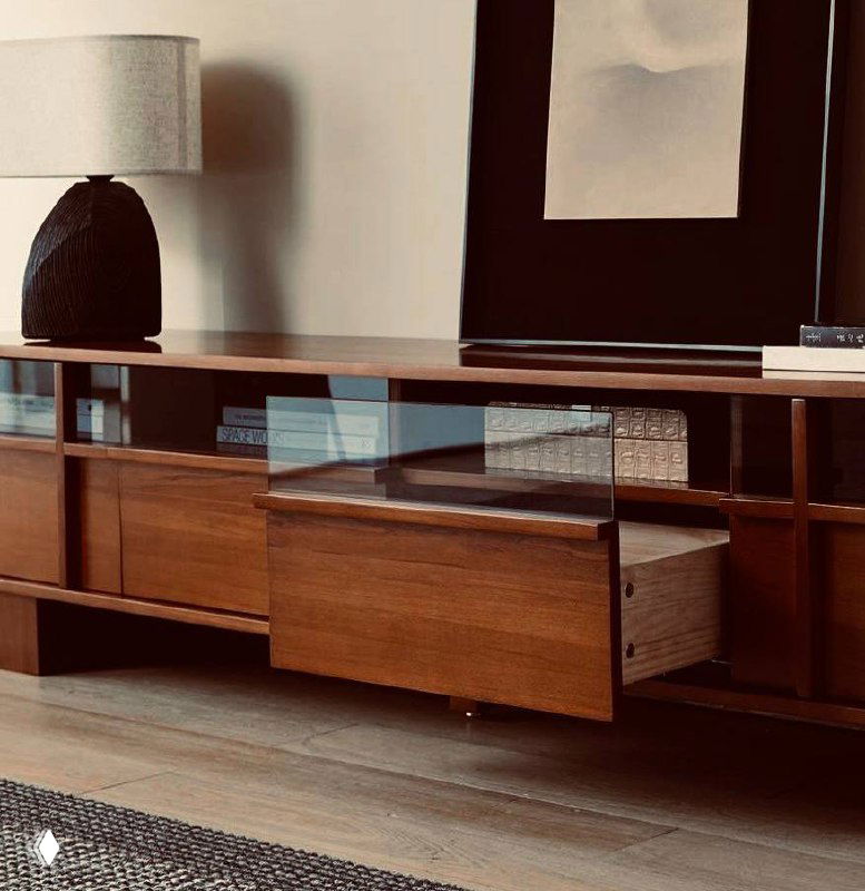 Ближний план выдвижного ящика ТВ-тумбы из ясеня: направляющие, глубина ящика и отделения для хранения в натуральной деревянной отделке.