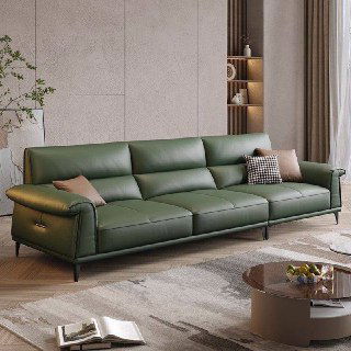 Зелёный кожаный диван в том же интерьерном окружении, трёхместная секция с декоративной подушкой, акцент на цвет и текстуру обивки.