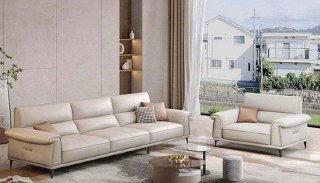 Комплект мебели: диван и кресло той же серии в бежевой обивке, вид на группу мебели в дневном свету и окно, показывает сочетание элементов.