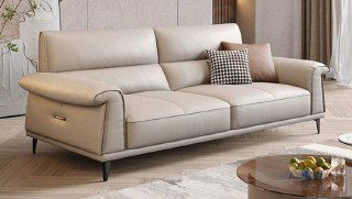 Средний план бежевого дивана, вид на сиденья, подушки и ножки, демонстрация пропорций и посадочной глубины модели.