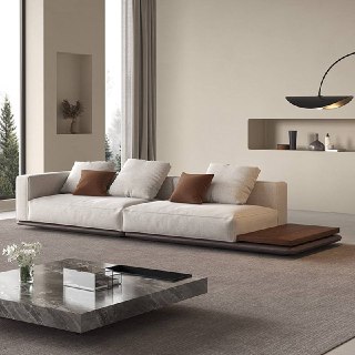 Угол дивана и модульные сиденья, акцент на низкую посадку, деревянную подставку и текстуру обивки из хлопка и льна на нейтральном фоне.