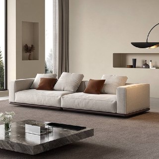 Диван в интерьере с журнальным столиком, нейтральные тона, минималистичный дизайн и вид под углом, подчёркивающий длину модели 360×98×67.