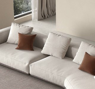 Крупный план подушек и сидений дивана: сочетание светлой хлопковой ткани и коричневых декоративных подушек, видна фактура ткани и швы.