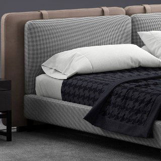 Крупный план изголовья и постельного белья: текстура ткани, вставки из искусственной кожи и аккуратная строчка в деталях.