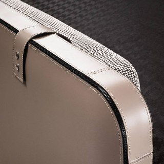 Макросъёмка декоративного кожаного ремня и молнии на корпусе кровати: внимание к фурнитуре и качеству отделки в деталях.