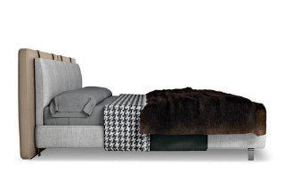 Боковой профиль кровати на белом фоне: вид сбоку показывает высоту основания, комбинированное изголовье и опорные ножки модели.