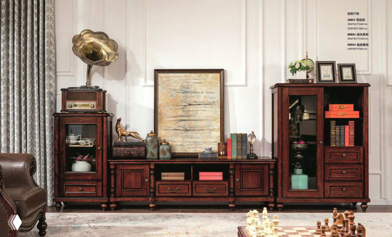 Модульная стенка и тумбы из красного дерева с полками, винтажным граммофоном и элементами декора, подчёркивающими ретро атмосферу интерьера.