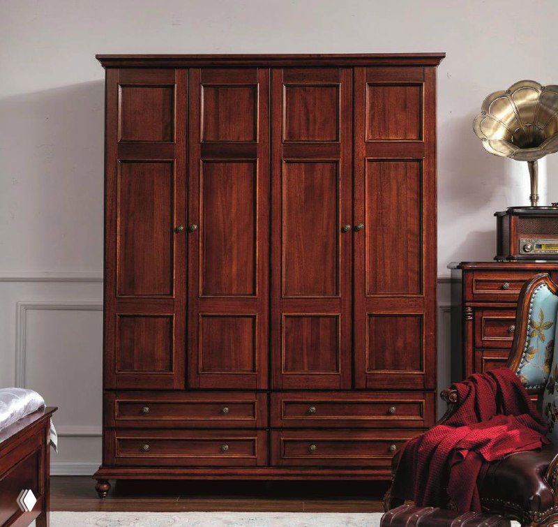 Четырёхдверный платяной шкаф из красного дерева с ящиками внизу, классическими фрезеровками и тёплой деревянной отделкой, подходящий для спальни в ретро стиле.