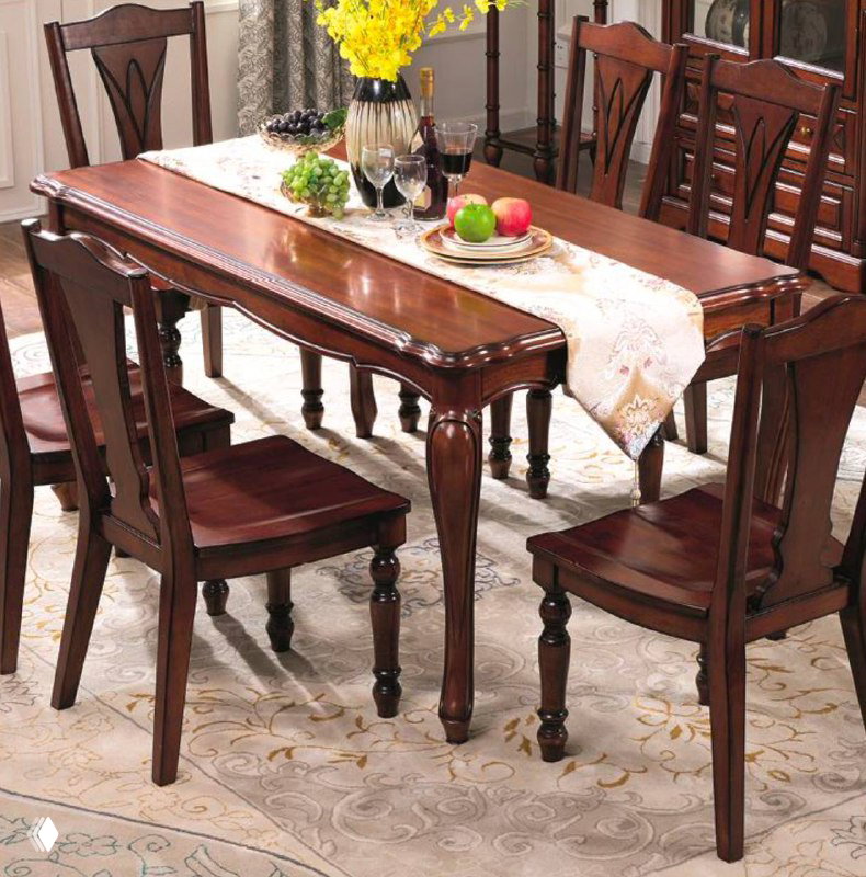 Обеденный комплект из красного дерева: стол и стулья в американском ретро стиле, текстильная дорожка и сервировка на столе с украшениями в винтажном стиле.