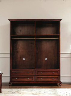 Внутреннее пространство шкафа из красного дерева: две отделённые секции для вешалок и несколько выдвижных ящиков внизу.