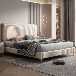 Угловой ракурс кровати в нейтральных тонах, показана фактура обивки и декоративные подушки, вид на ночник и шторы.