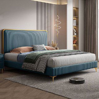 Кровать в насыщенном синем цвете с такой же вертикальной прострочкой на изголовье и корпусе, интерьер в светлых тонах.