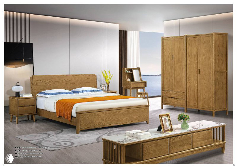 Фото мебельного комплекта из североамериканского ясеня: кровать с низким изголовьем, тумба и широкий шкаф на фоне светлой стены и декора