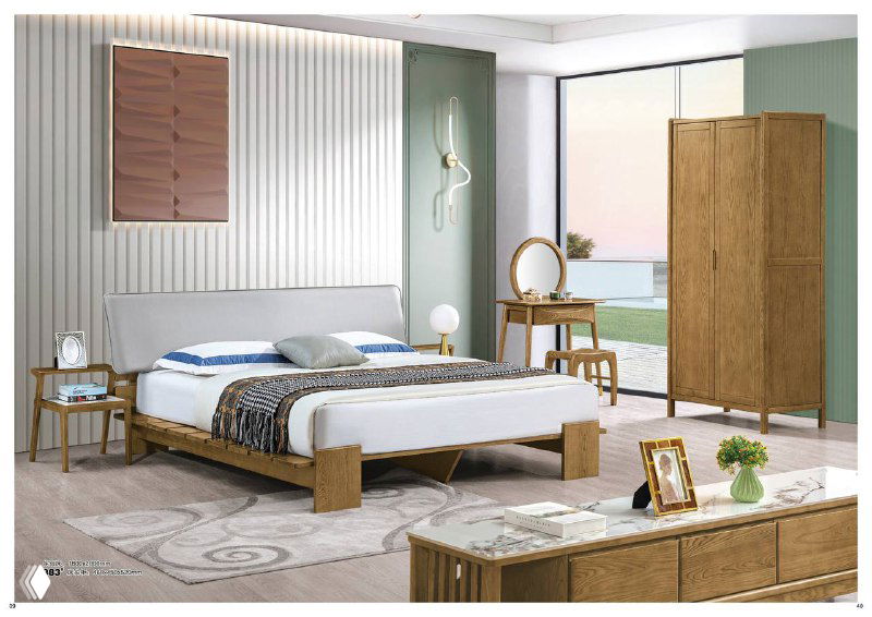 Фото светлого интерьера со спальным комплектом из североамериканского ясеня: кровать, тумба, туалетный столик и шкаф, показаны пропорции мебели в комнате