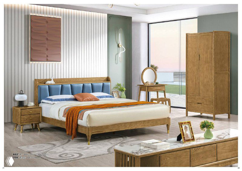 Комплект спальни из североамериканского ясеня с синей декоративной подушкой и мягким изголовьем, показана текстура и сочетание материалов